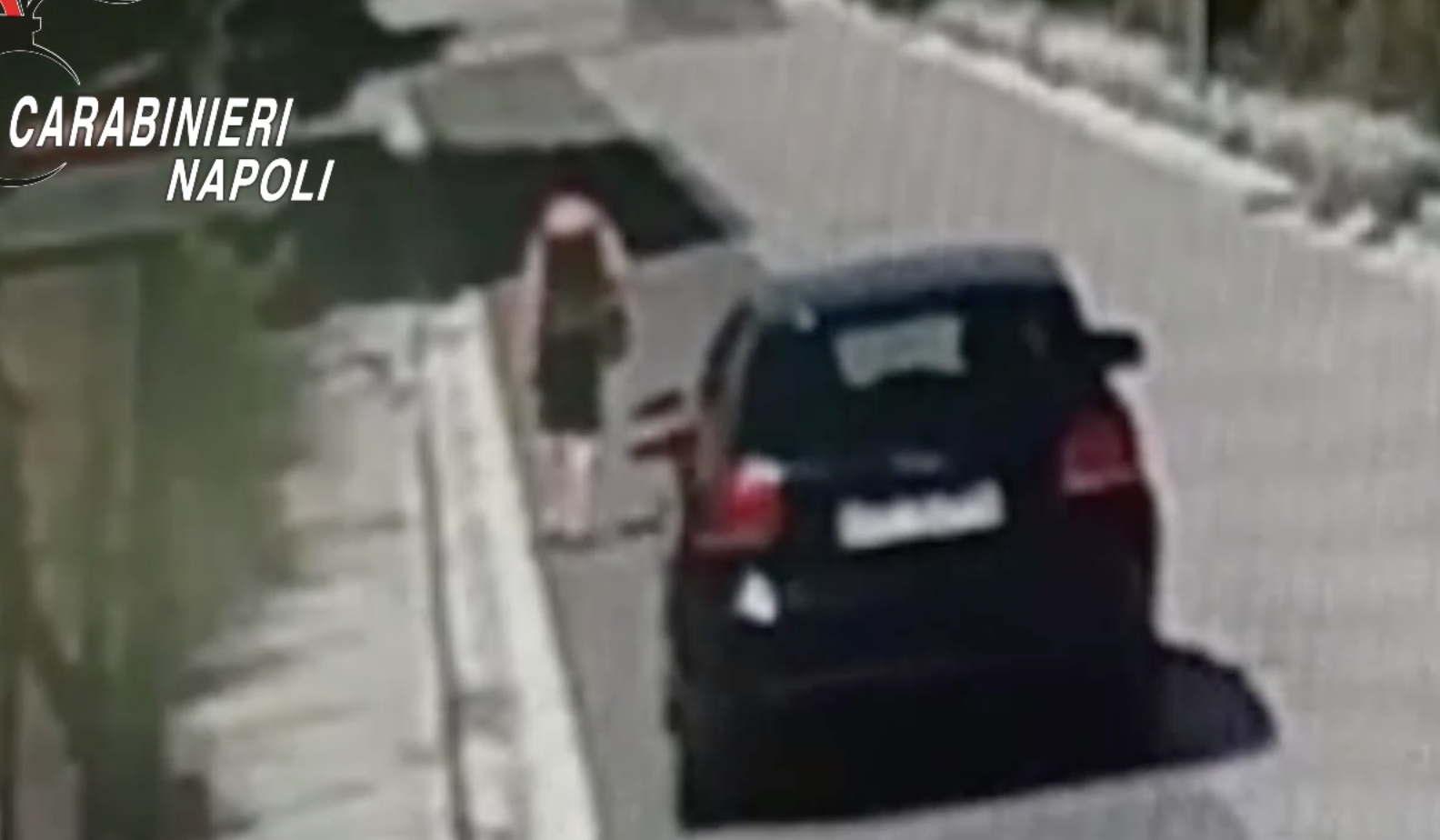 Rapina una donna facendola cadere a terra, arrestato (VIDEO)