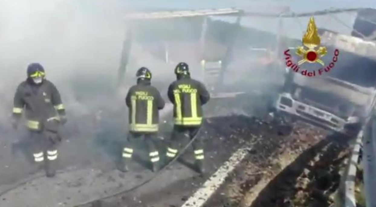 Inferno in autostrada, padre e figlio di Caserta muoiono dopo l’impatto con un camion: salva la madre