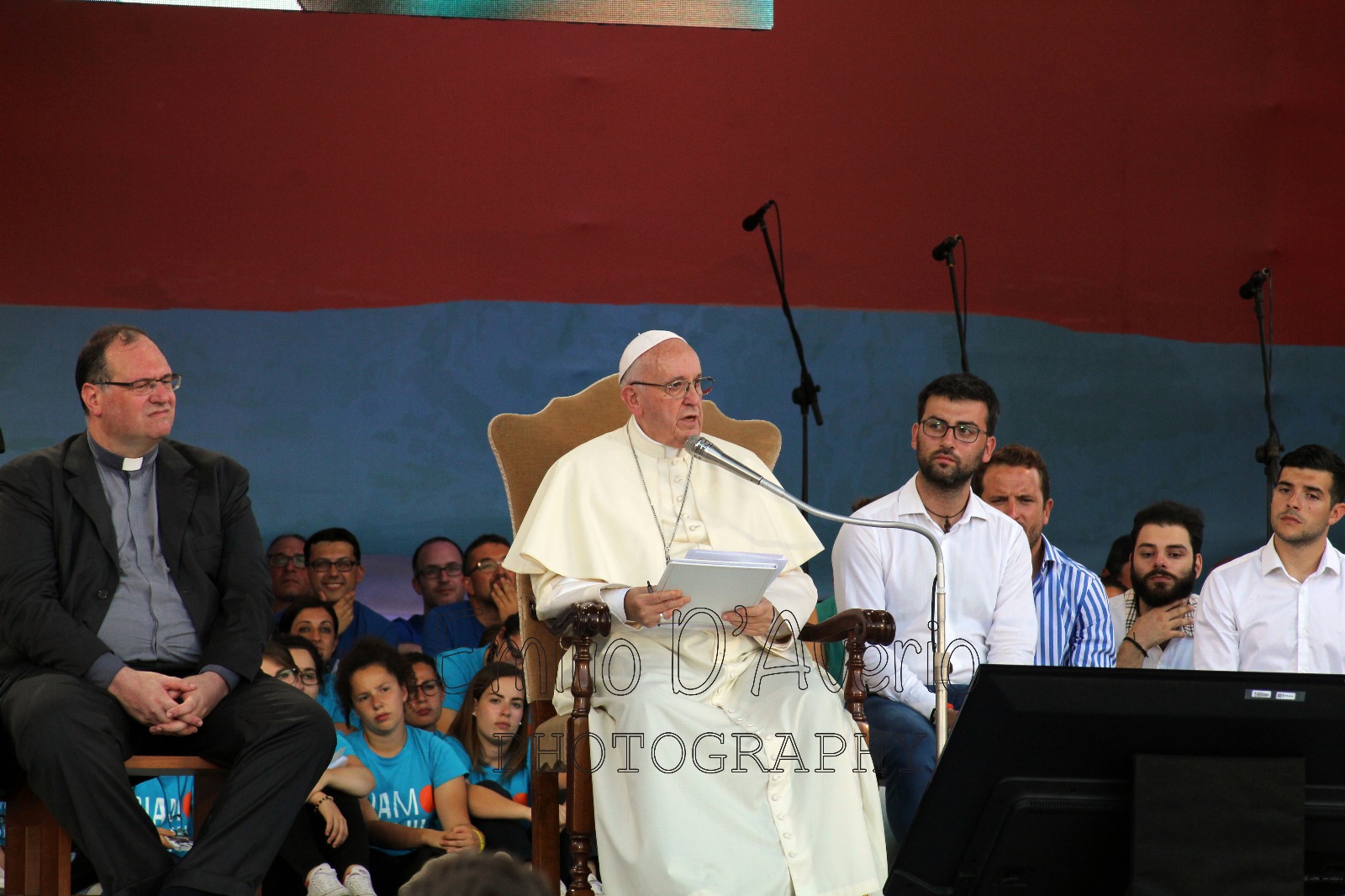 Papa Francesco: “Giovani non siate passivi, rischiate nella vita!”