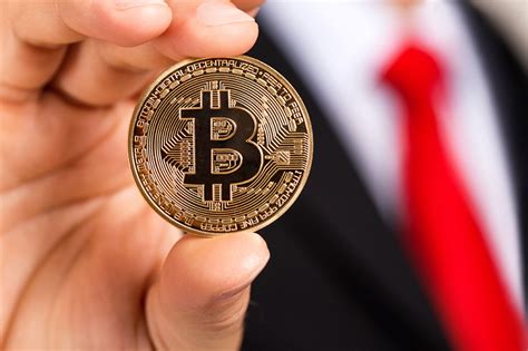Tentano una maxi truffa da 17 milioni di euro in Bitcoin: due denunciati