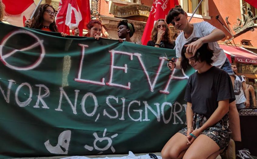 Studenti in protesta contro la leva militare obbligatoria e si rasano i capelli a zero