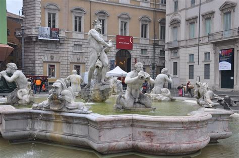 Roma. 12enne fa un bagno nella fontana di Piazza Navona: multati i genitori