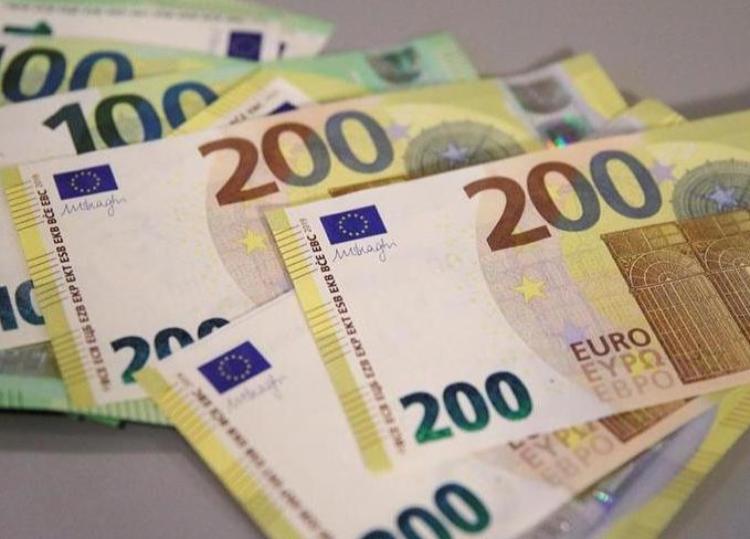Trova borsa con dentro 2.500 euro e la restituisce al proprietario