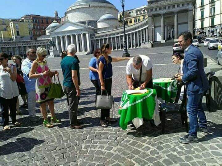 Napoli, raccolta firme contro i parcheggiatori abusivi: aderisce anche il comandante della polizia municipale