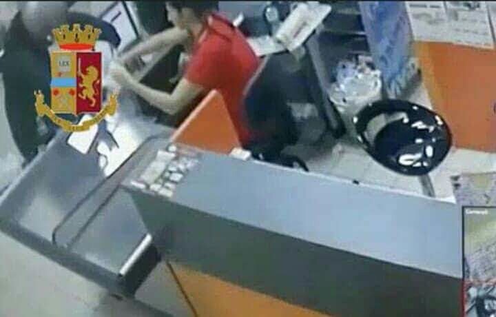 Sant’Antonio Abate, poliziotto fuori servizio blocca rapinatori del supermercato: arrestati in due, caccia al terzo