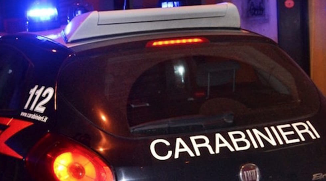 Non si ferma all’Alt dei Carabinieri, inseguito tampona un’auto: 15enne nei guai