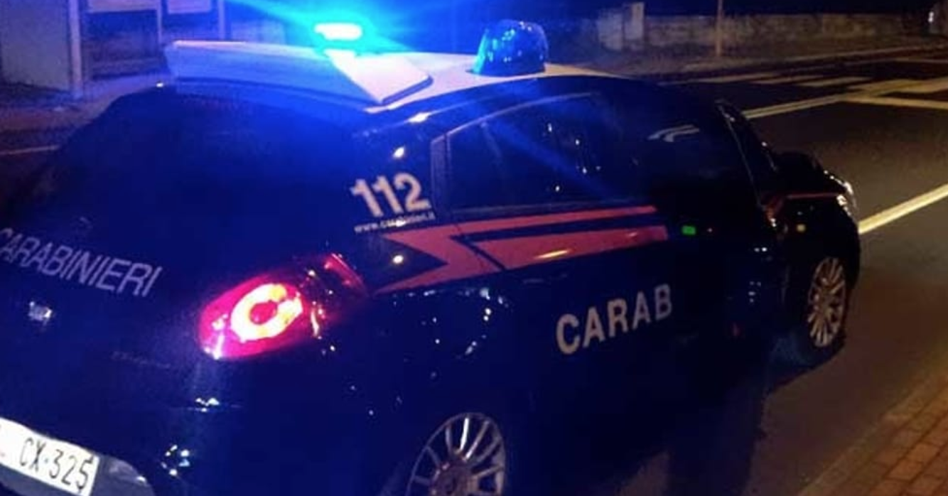 Minaccia la madre con un coltello per i soldi della droga: arrestato 42enne di Giugliano