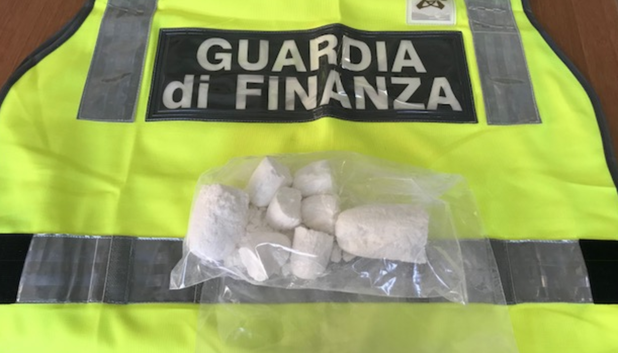 Atterra a Napoli con 300g di cocaina pura, arrestata 21enne brasiliana