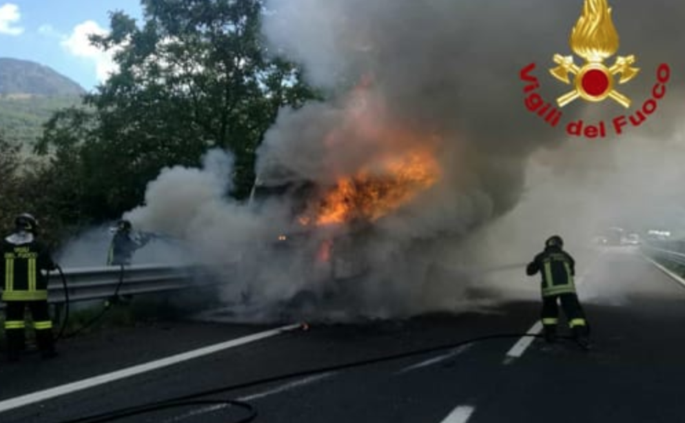 Panico sull’ A16, a fuoco un tir carico di ecoballe