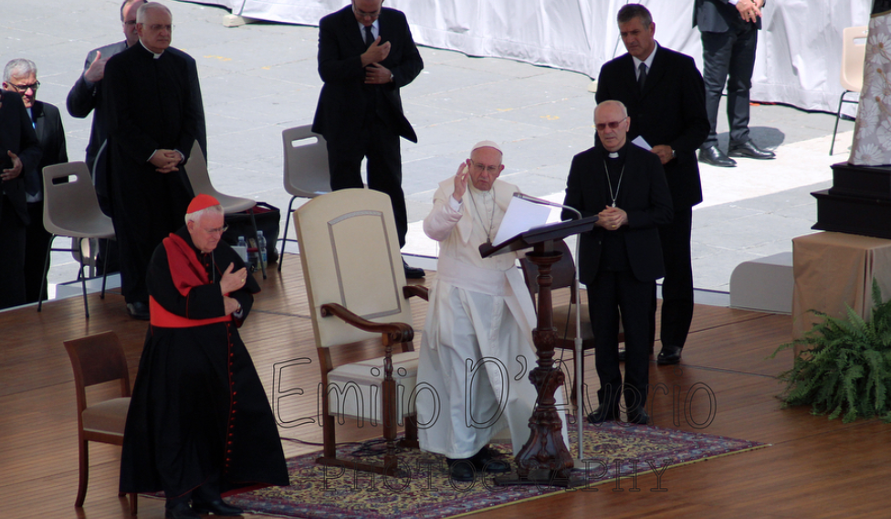 Abusi sessuali, Papa Francesco: ” Davanti a scandalo e divisione silenzio e preghiera”