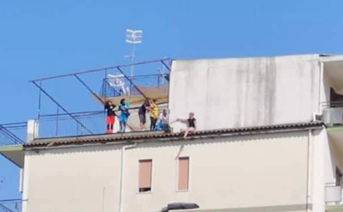 “Non voglio andare in carcere”, 17enne sul tetto del palazzo tenta il suicidio