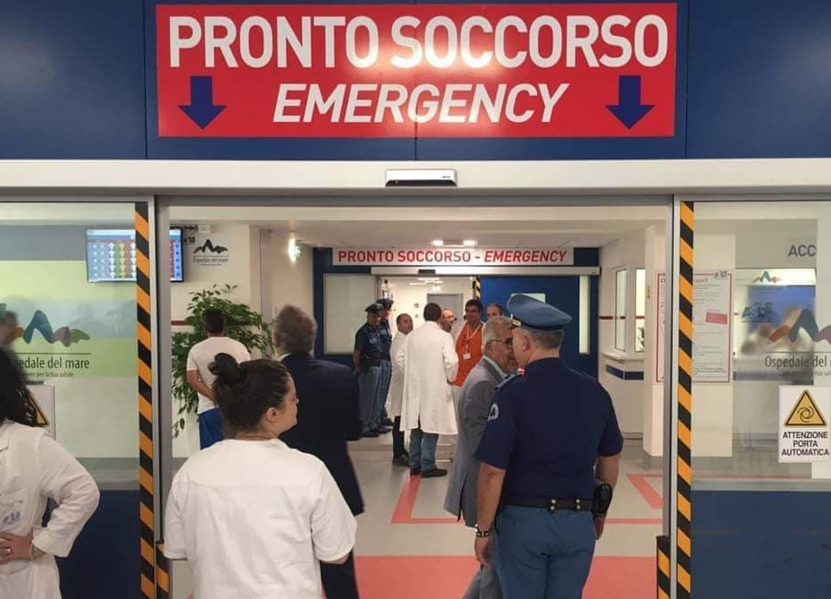 Napoli. Ha problemi al cuore ma all’Ospedale del Mare non c’è il cardiologo: i parenti distruggono una porta del pronto soccorso