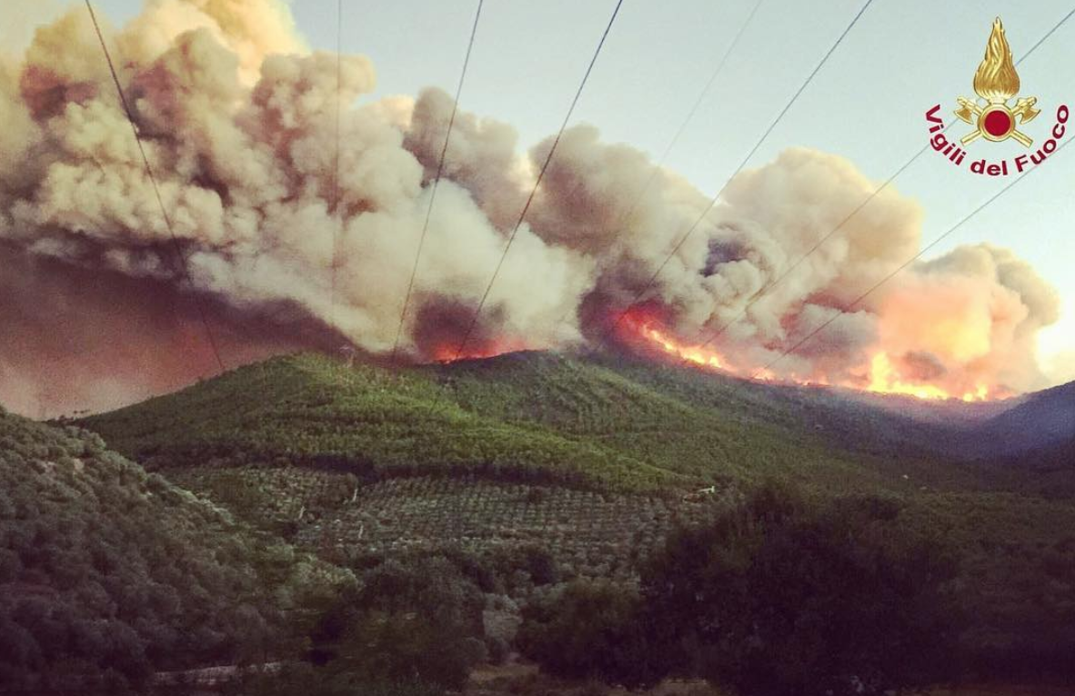 Brucia la montagna in Toscana, oltre 600 le persone sfollate