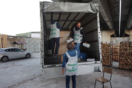 Caserta. Sequestrate 1,6 tonnellate di sigarette di contrabbando: arrestati 4 napoletani