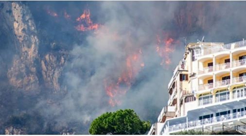 Paura e fiamme in Costiera: incendi ad Amalfi e Maiori, evacuate alcune abitazioni