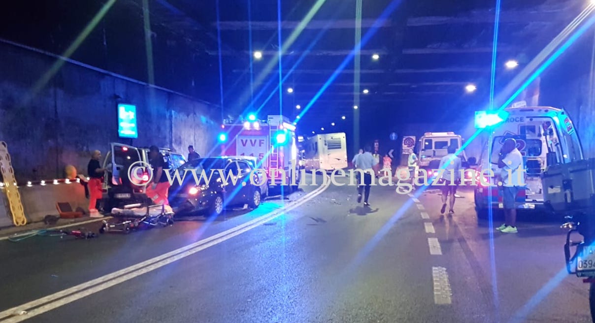 Incidente nella galleria di Varano, coinvolte tre auto e un camper: circolazione bloccata