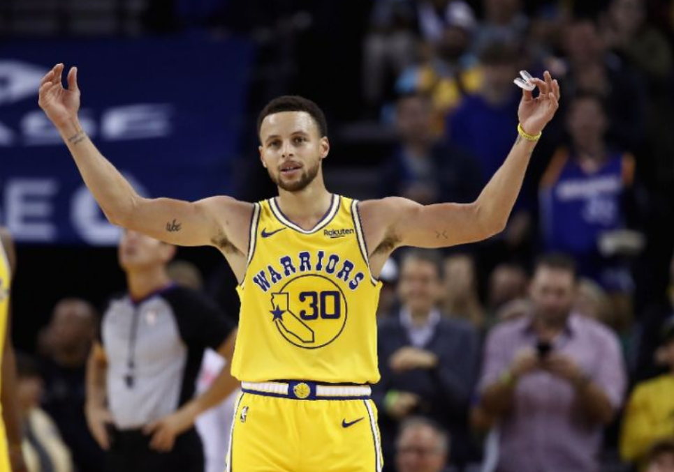 Recap NBA: i Raptors calano il pokerissimo, prima vittoria Lakers, Curry fa 51