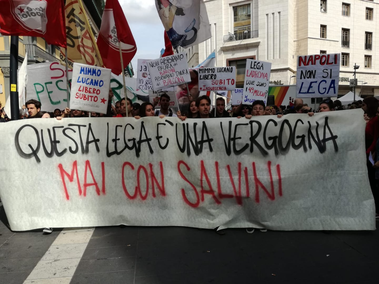 Napoli. Lancio di monete contro la Prefettura e cori contro Salvini: “Mariuò” (VIDEO)