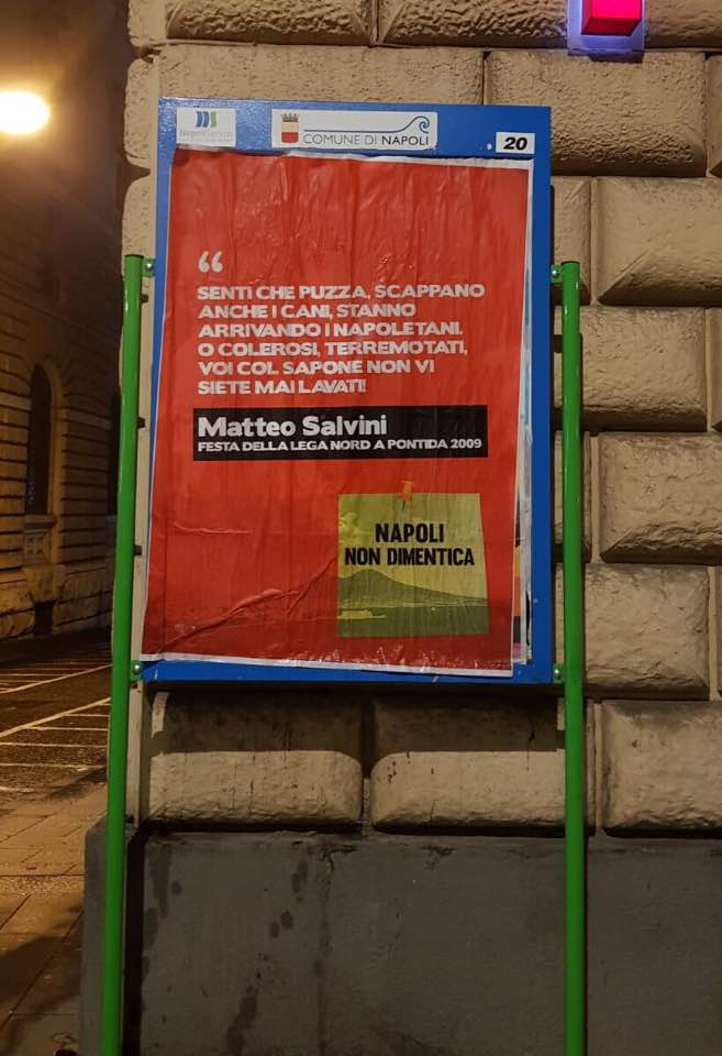 Salvini a Napoli. Selfie e applausi al Vasto, comparsi nella notte manifesti di protesta