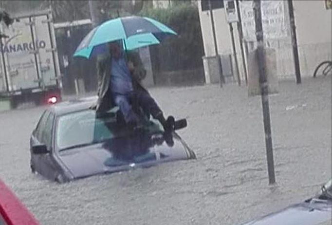 FOTO. Maltempo nel napoletano, strade allagate e disagi alla circolazione veicolare