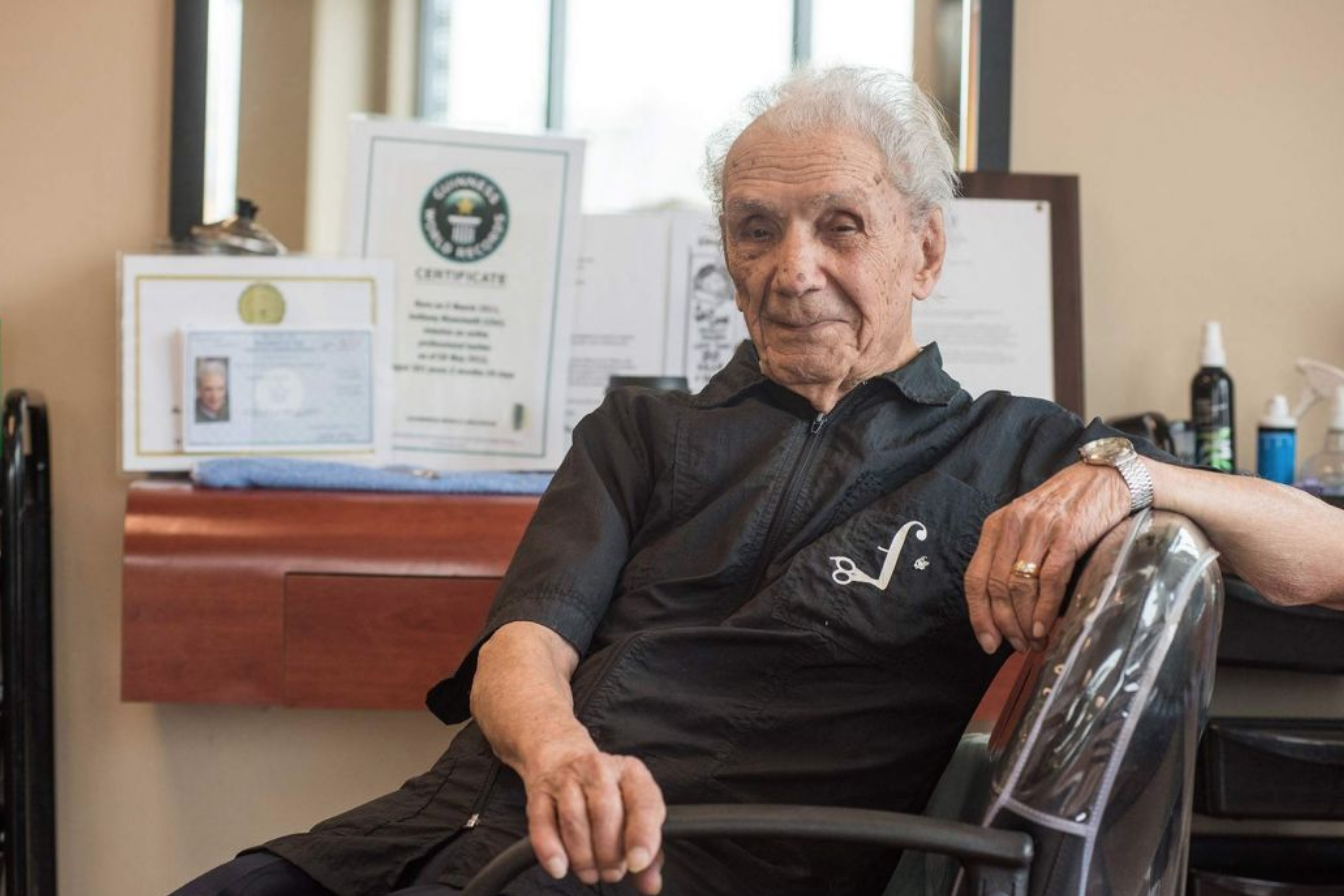 A New York il barbiere più anziano al mondo, il primato ad Anthony 107 anni originario di Napoli