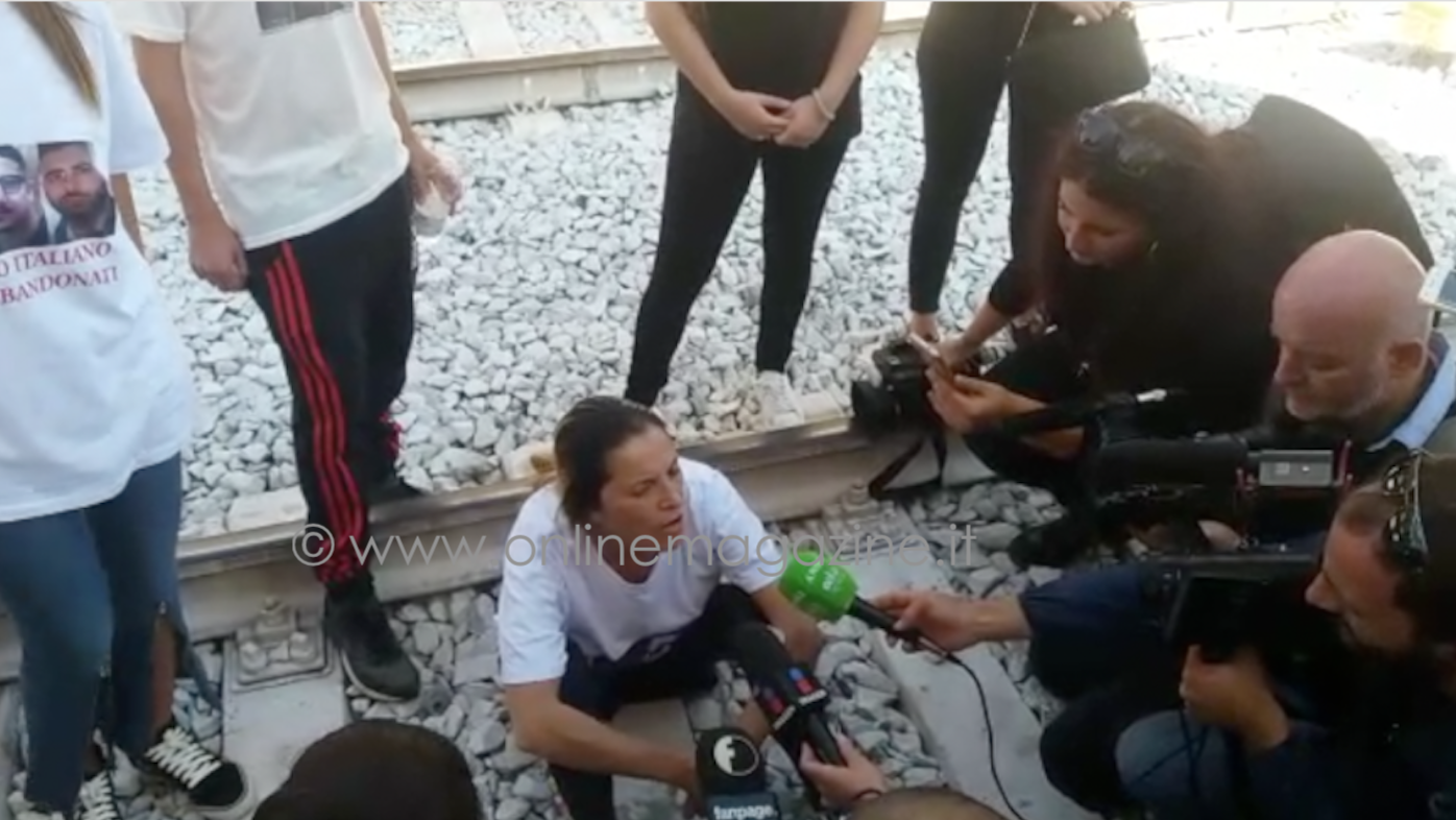 Scomparsi in Messico, la protesta dei familiari sui binari alla stazione di Napoli Centrale: ritardi fino ad un’ora  (VIDEO)
