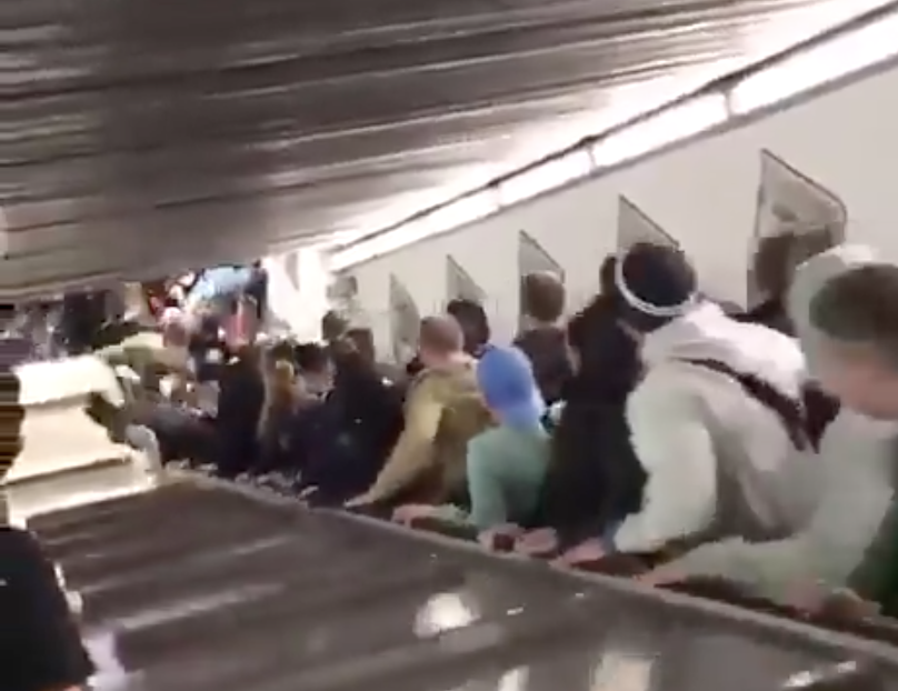 Il video del momento del cedimento della scala mobile nella metro a Roma