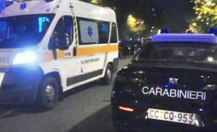 Fuggono dopo aver visto volante dei carabinieri ma si schiantano poi con l’auto: due giovani perdono la vita
