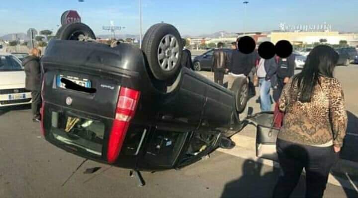 Auto ribaltata nel parcheggio del centro Campania: in ospedale la conducente