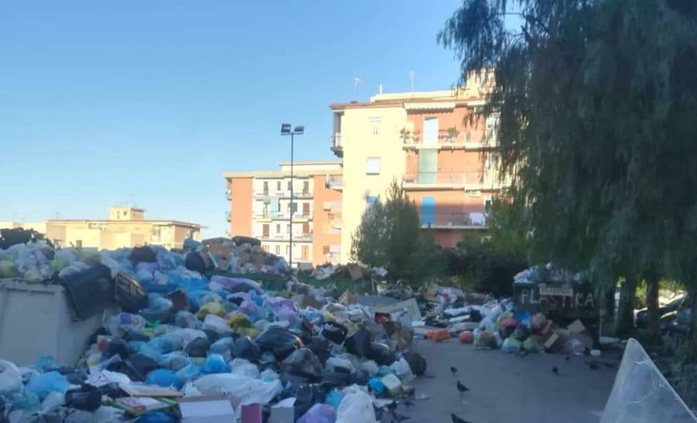 Torre del Greco. Rifiuti sotto l’istituto Sauro-Morelli: protesta dei genitori degli alunni