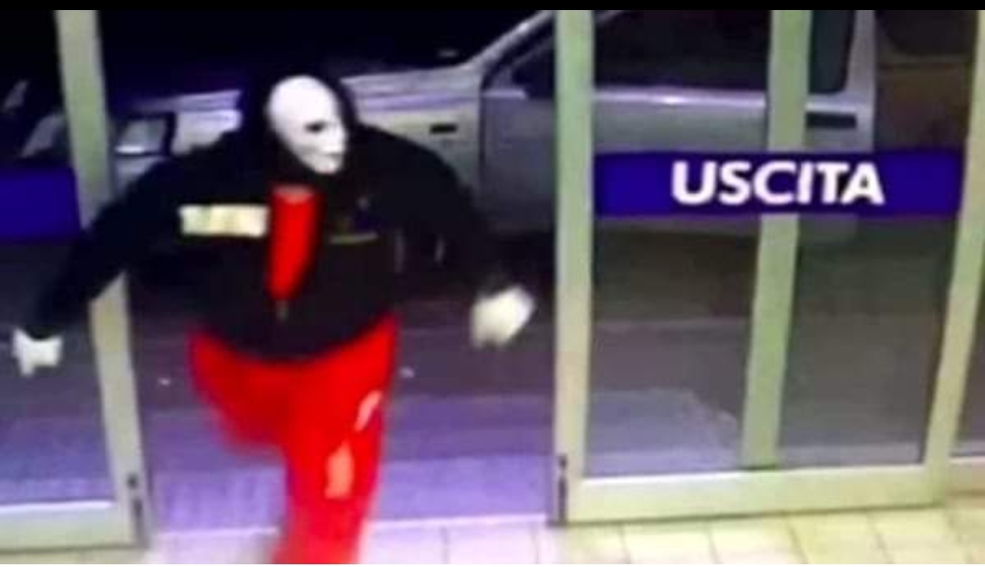 Si maschera ad Halloween e rapina un supermercato