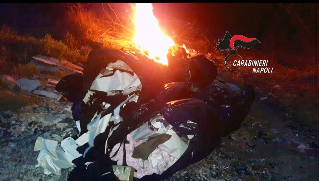 Migrante sorpreso a bruciare rifiuti in un campo agricolo: preso dai carabinieri