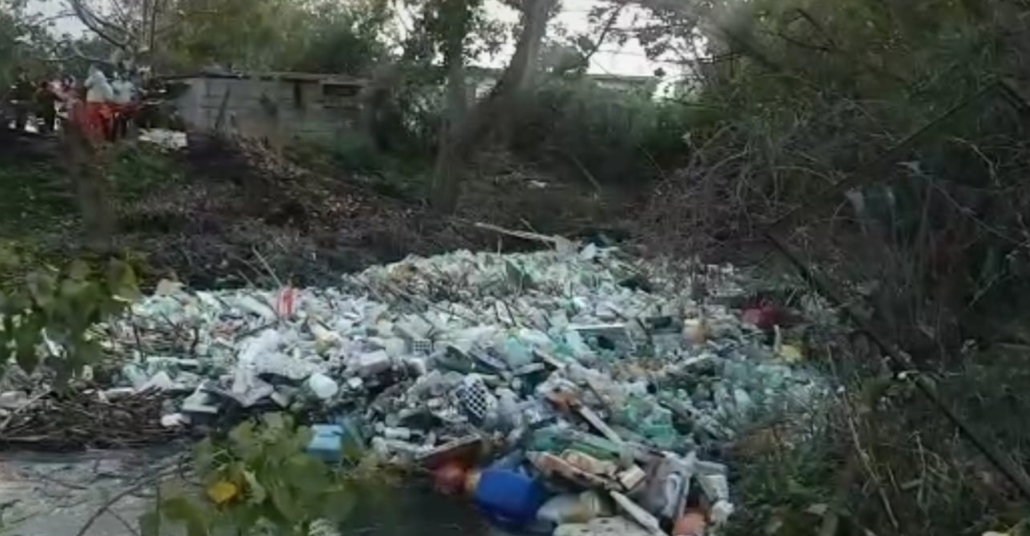 Il Sarno invaso dalla plastica, in corso operazioni di pulizia