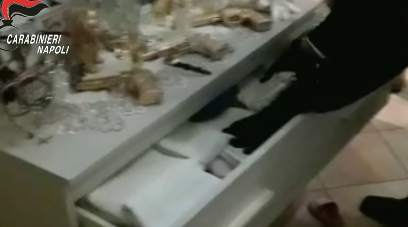 Napoli. Blitz alla “Masseria Cardone”, tre in cella: trovate armi e bomboniere a forma di pistola(VIDEO)