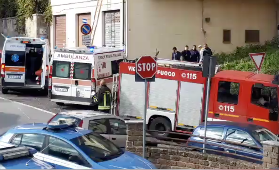 Accoltella la compagna 18enne e poi si lancia dal balcone: entrambi in ospedale