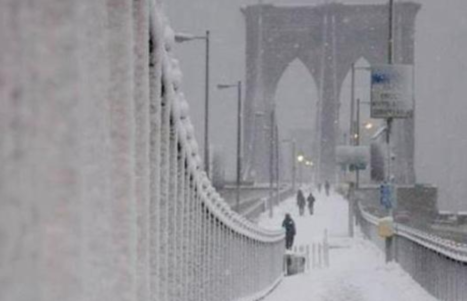 Tempesta di neve a New York, 8 vittime: città paralizzata