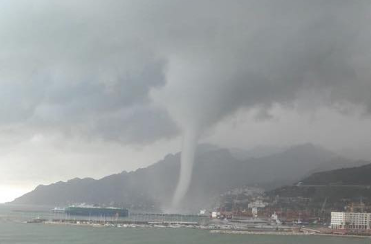 Tromba d’aria a Salerno, danni al porto: volati alcuni container (VIDEO)