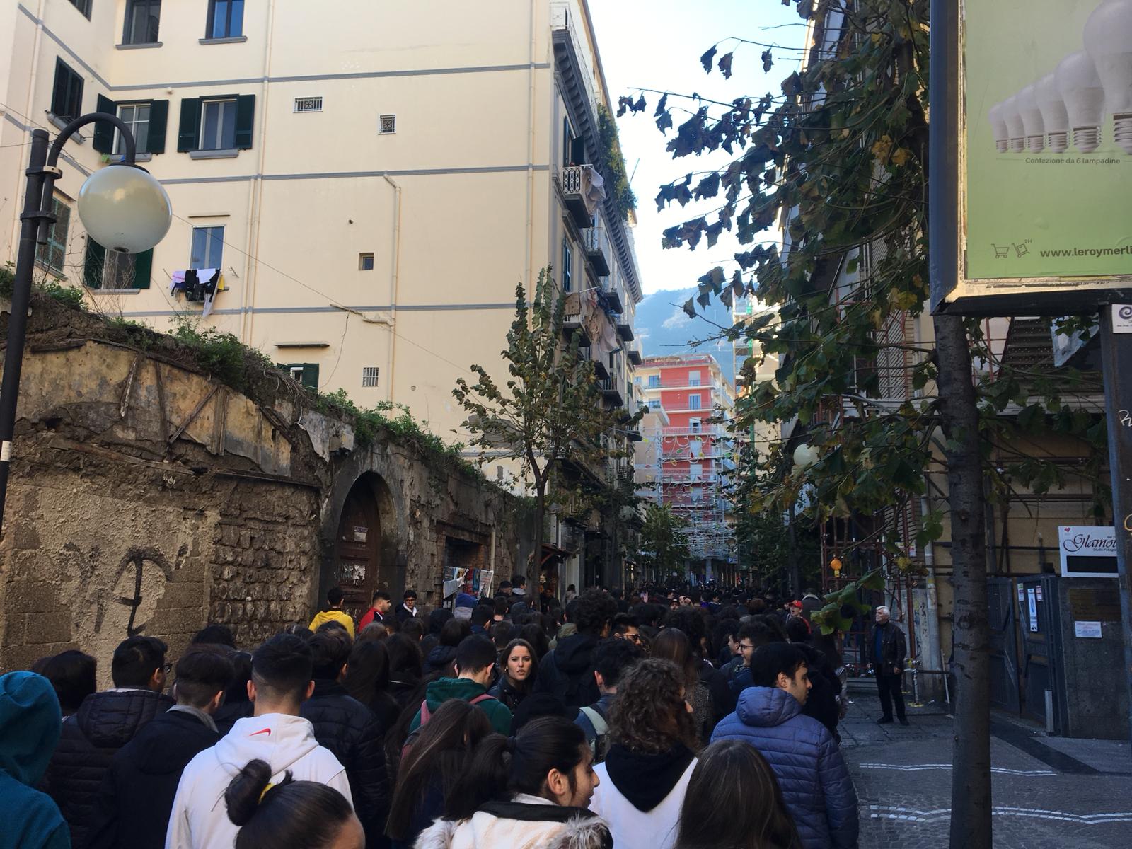 Castellammare. Manutenzione scolastica,  studenti in piazza: città nel caos