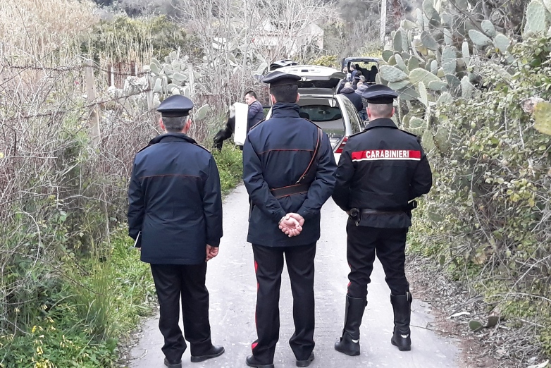 Rinvenuto cadavere sulla Domiziana: indagini in corso dei Carabinieri