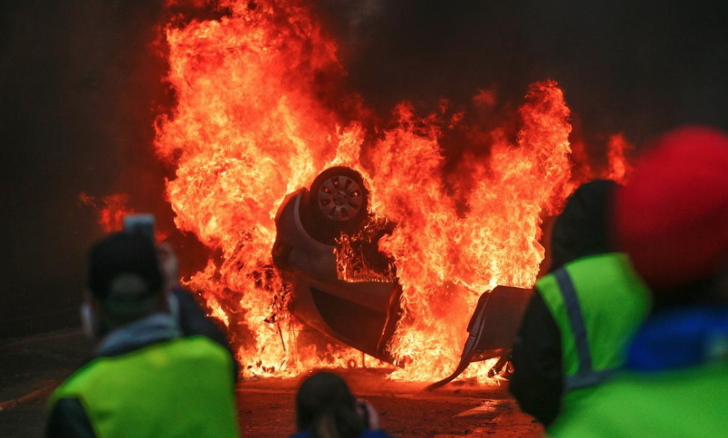 Francia. Il Governo cede alle proteste: sospeso l’aumento del carburante
