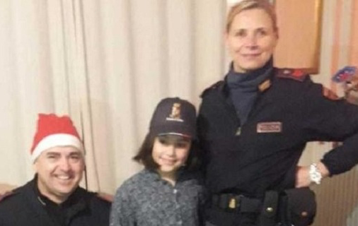 Rubano i risparmi per i regali natalizi di una bambina di 8 anni: i poliziotti fanno una colletta