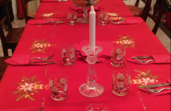 Covid, in arrivo le regole per il cenone di Natale: a tavola solo parenti di primo grado