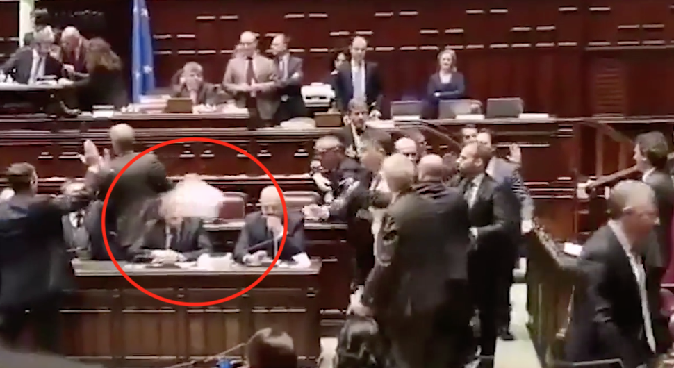 Manovra, volano gli stracci in Parlamento. FI lancia l’hashtag #manovracontro (VIDEO)