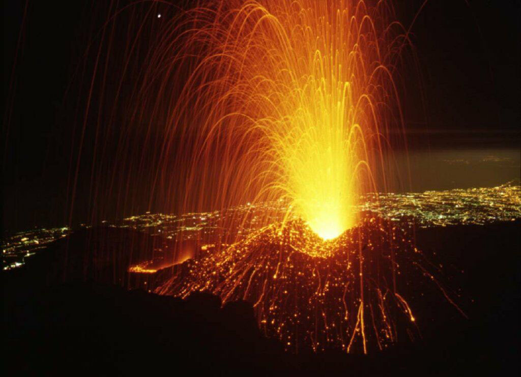 Etna, nuova eruzione nella notte: esplosione di pietre laviche in corso