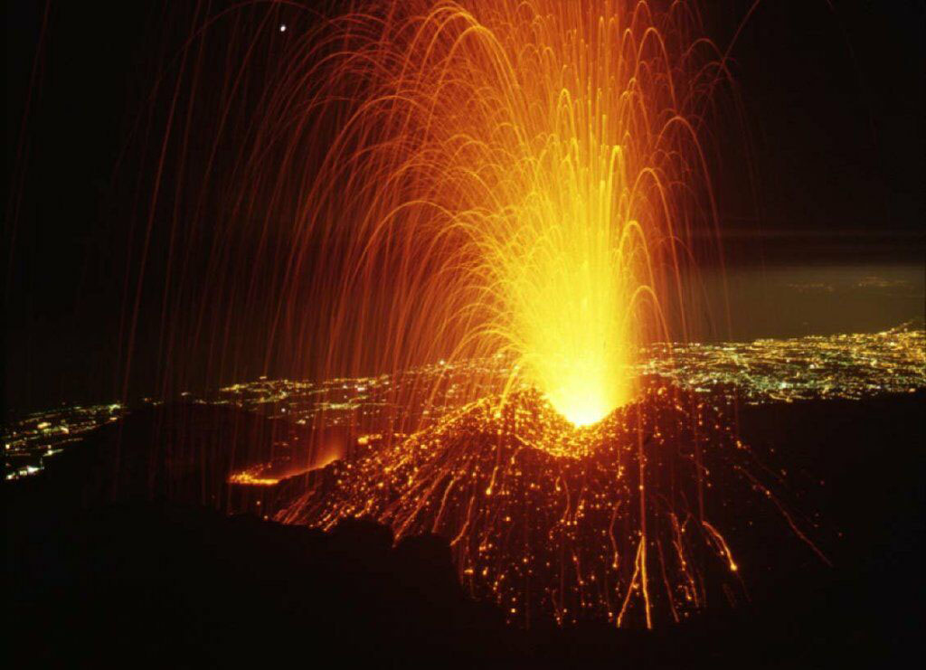 Eruzione spettacolare dell’Etna, chiuso l’aeroporto di Catania