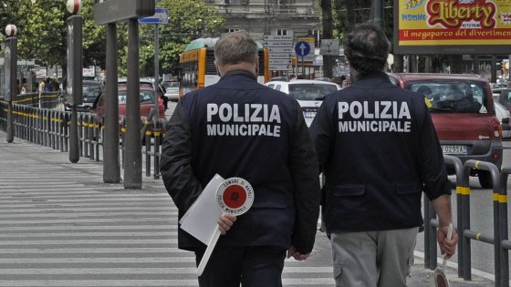 Turista francese smarrisce smartphone a Napoli: ritrovato e restituito dalla polizia municipale