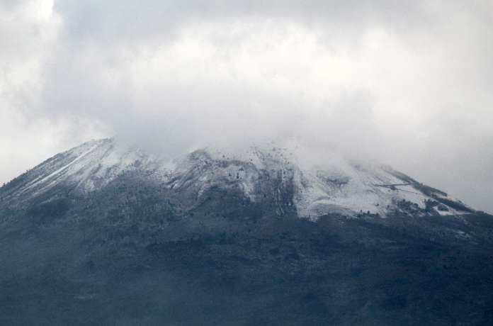Freddo in Campania, arriva anche la neve sul Vesuvio
