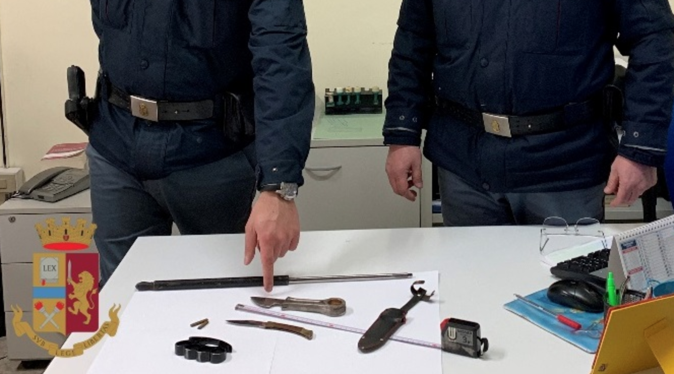 In auto con coltelli e tirapugni: denunciati 4 giovani di San Giorgio a Cremano