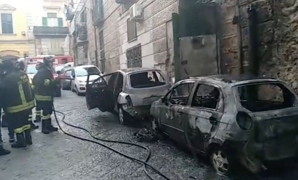 (VIDEO)Castellammare. Paura per un incendio nel Centro Antico: tre auto distrutte