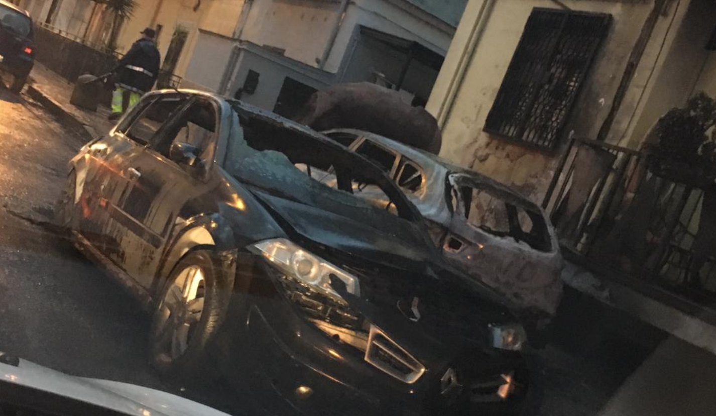 Castellammare. In fiamme altre auto: a fuoco due veicoli in periferia